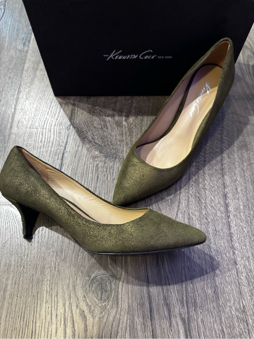 Kenneth Cole Olive Green Suede Pointed Toe Pumps size 8.5 women mirror me